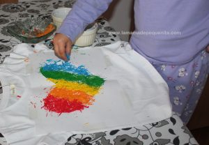 Camiseta DIY con ceras de colores